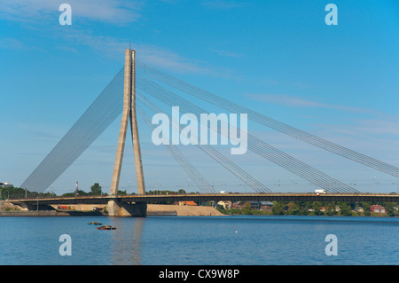 Vansu si inclina il ponte Vansu (1981) attraversa il fiume Daugava centro di Riga Lettonia Europa Foto Stock