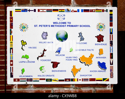 Multi Lingua segno di benvenuto St Peters Scuola metodista Canterbury Kent Foto Stock