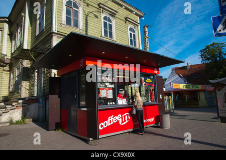 Prendere via chiosco caffetteria mera pst Kesklinn street central Tallinn Estonia Europa Foto Stock