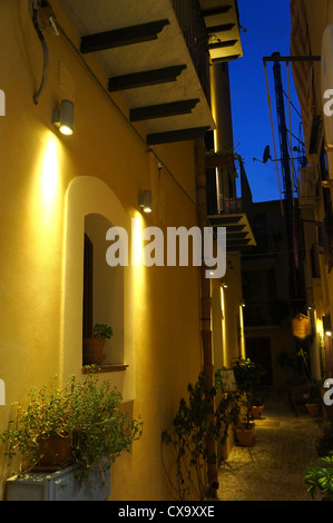 Strada pedonale nel centro storico di Cefalu' in Sicilia Foto Stock