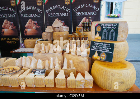 Parmigiano Reggiano stallo a un mercato Pori Finlandia occidentale Europa Foto Stock