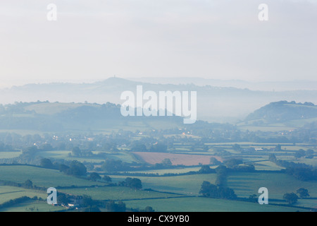 Glastonbury Tor e Somerset livelli nella nebbia di mattina. Somerset. In Inghilterra. Regno Unito. Foto Stock