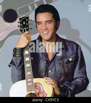 ELVIS PRESLEY (1935-1977) con Gibson chitarra acustica circa 1966 Foto Stock