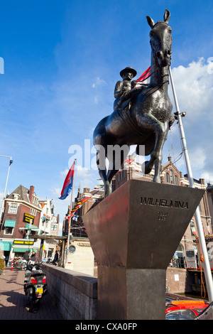 Amsterdam: Statua di Wilhelmina su un cavallo in Rokin - Amsterdam, Paesi Bassi, Europa Foto Stock