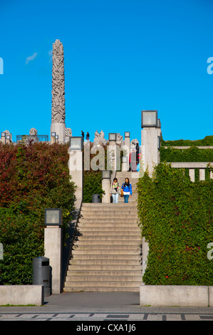 Il parco Vigeland passerella centrale con le statue di Gustav Vigeland nel parco Frognerparken Frogner district Oslo Norvegia Europa Foto Stock