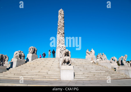 Il parco Vigeland passerella centrale con le statue di Gustav Vigeland nel parco Frognerparken Frogner district Oslo Norvegia Europa Foto Stock