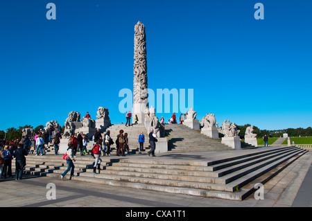 Il parco Vigeland passerella centrale con le statue di Gustav Vigeland nel parco Frognerparken Frogner district Oslo Norvegia Europa Foto Stock