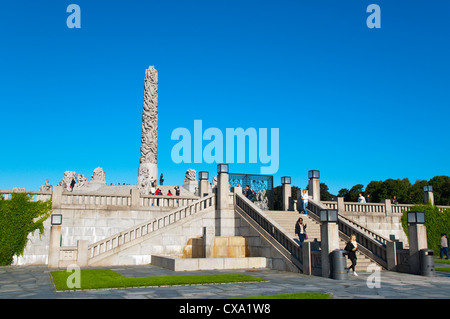 Il parco Vigeland passerella centrale con le statue di Gustav Vigeland nel parco Frognerparken Frogner district Oslo Norvegia Europa Foto Stock