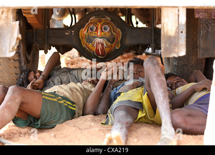 Foro per la perforazione di pozzi di riposo dei lavoratori Andhra Pradesh in India del Sud Foto Stock