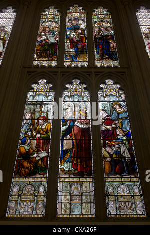 Il vetro macchiato di immagini di storici importanti figure medievale dalla città di Londra la storia, visto in The Guildhall. Foto Stock