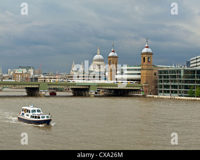 Vista di Cannon Street Station e la Cattedrale di San Paolo da London Bridge che mostra il fiume Tamigi in primo piano, città di Londra. Foto Stock