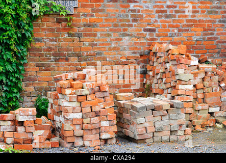 Un pile di vecchi mattoni di argilla in Cricklade. Foto Stock