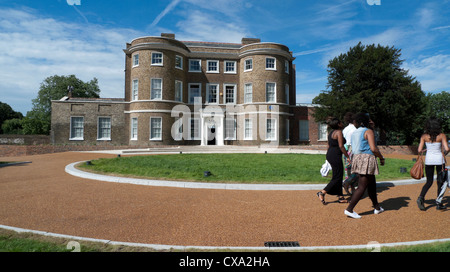 Vista esterna del William Morris Gallery edificio e visitatori sul sentiero in 'Forest Road' Walthamstow Londra Inghilterra Foto Stock