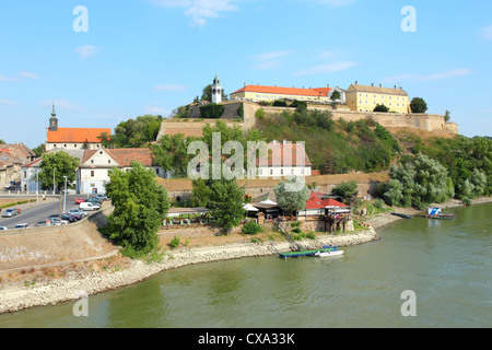 Novi Sad Serbia - città nella regione della Vojvodina. Petrovaradin Fortress e dal fiume Danubio. Foto Stock