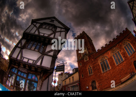 La casa che ha spostato, (più propriamente noto come Merchant House) all'angolo di Edmund Street e Rana Street, Exeter, Devon, Regno Unito Foto Stock