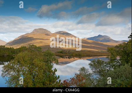 Cul Mor e Canisp montagne da Drumrunie Loch, Wester Ross. La Scozia. SCO 8543 Foto Stock