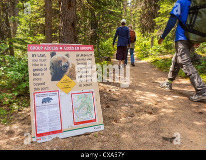 ALBERTA, CANADA - sostenere attività di cartello di avvertimento sul sentiero in Paradise Valley nel Parco Nazionale di Banff. Foto Stock