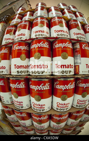 Una torre di lattine di Campbell's Soup sono visti in un supermercato a New York Martedì, Settembre 18, 2012. (© Richard B. Levine) Foto Stock