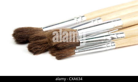 Utilizzate diversi pennelli isolati su sfondo bianco Foto Stock