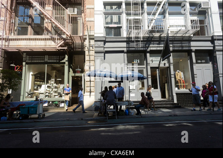 Fornitori su Spring Street nel quartiere di Soho a New York venerdì 14 settembre, 2012. (© Richard B. Levine) Foto Stock