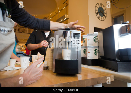 Un unico al servizio dell'espresso da un recentemente introdotto il marchio Starbucks single-shot di caffè espresso brewer Foto Stock