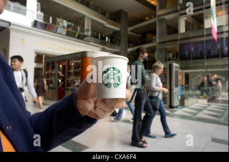 Un unico al servizio dell'espresso da un recentemente introdotto il marchio Starbucks single-shot di caffè espresso brewer Foto Stock