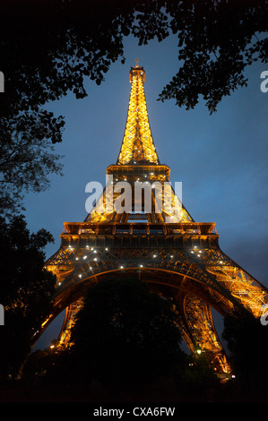La Torre Eiffel illuminata di sera a Parigi Agosto 2012 Foto Stock