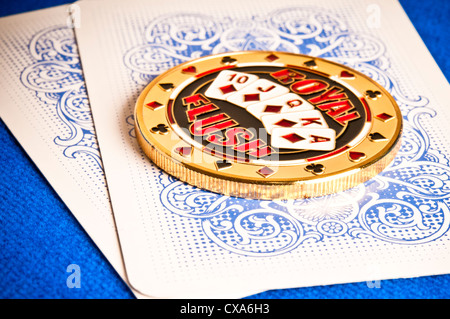 Lucky coin sulla parte superiore delle carte da poker al Texas hold'em Foto Stock