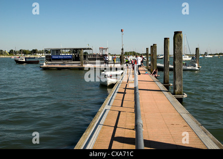 Visitatori e turisti godetevi il Waterside a Peschici, Hampshire sulla costa sud dell'Inghilterra. Foto Stock