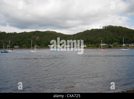 Vista sul Loch Melfort verso Cuilfail boschi con ormeggiate barche da South Bank Argyll and Bute Scozia Scotland Foto Stock