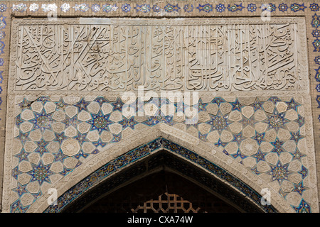 Dettaglio della fondazione restaurata iscrizione sulla qibla ayvan, Bibi Khanum moschea, Samarcanda, Uzbekistan Foto Stock