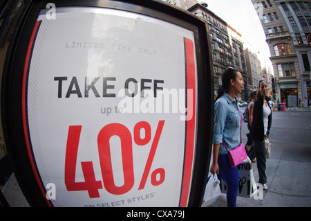 Un negozio di abbigliamento visto nel quartiere di Chelsea di New York annuncia le sue vendite Foto Stock