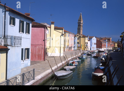 Burano chiesa di San Martino e del canale con le tipiche case colorate e le barche della laguna veneta Venezia Veneto Italia Foto Stock