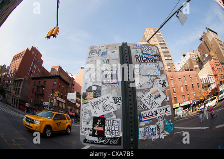 Retro di un segno di traffico coperti con adesivi visto nel quartiere di Chelsea di New York Foto Stock