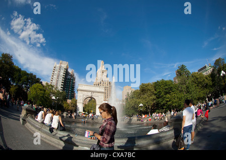 La fontana a Washington Square Park visto nel Greenwich Village di New York Foto Stock