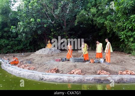 Il debuttante lavorano per costruire un laghetto al Wat Chet Tempio Lin Chiang Mai Thailandia Foto Stock