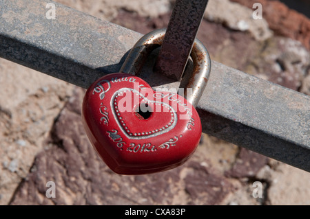 Rosso a forma di lucchetto amore, Oia - Santorini, Grecia Foto Stock
