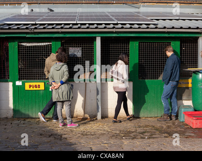 Le famiglie in visita a l'Hackney City Farm in East London, Regno Unito Foto Stock