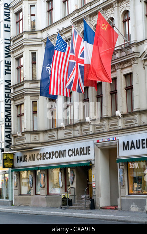 Esterno del Museo del Muro di Berlino al Checkpoint Charlie Foto Stock