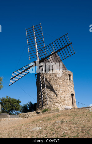 Saint Roch il mulino a vento è su una collina alle spalle del borgo collinare di Grimaud nel sud della Francia. Foto Stock