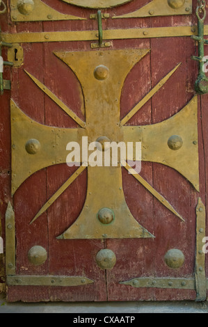 Croce copta su una porta di una chiesa nella chiesa copta complesso nel vecchio Cairo Egitto Foto Stock