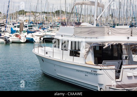 Moored motor yacht. La Trinité-sur-Mer porto, Morbihan, in Bretagna, Francia Foto Stock