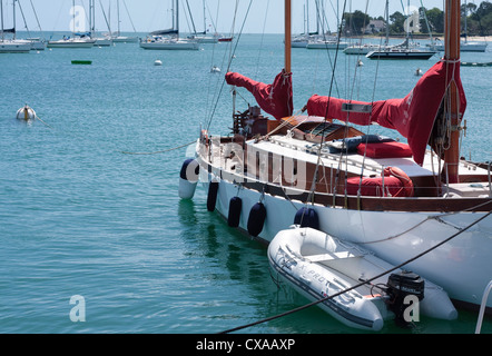 Ormeggiate barche a vela. La Trinité-sur-Mer porto, Morbihan, in Bretagna, Francia Foto Stock