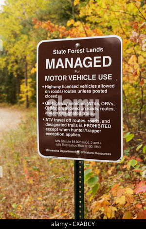 Un dello stato del Minnesota segno di foresta che designa come gestito per autoveicolo utilizzare. Northern Minnesota, Stati Uniti d'America. Foto Stock