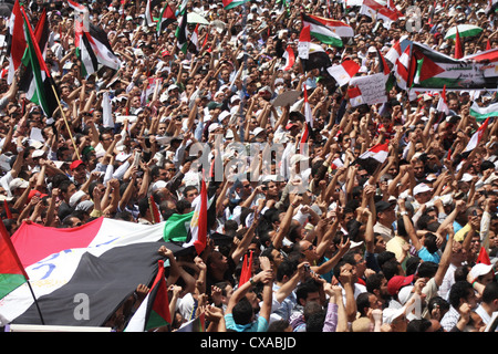 Continuare la protesta in piazza Tahrir al Cairo,, mesi dopo il rovesciamento di Hosni Mubarak. Foto Stock