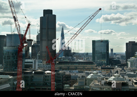 Skyline di Londra prese da un alto edificio con edifici tra cui il Nat West Tower e il coccio e un sacco di gru Foto Stock