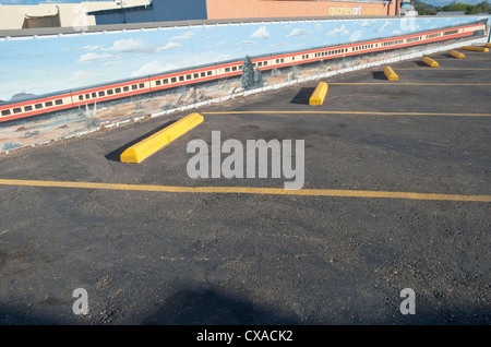 Grandi murali sono su molti edifici di Tucumcari, Nuovo Messico. Foto Stock