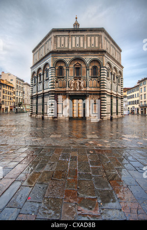 Il Battistero di Firenze (il Battistero di San Giovanni) nella Piazza del Duomo nel centro di Firenze, Italia Foto Stock