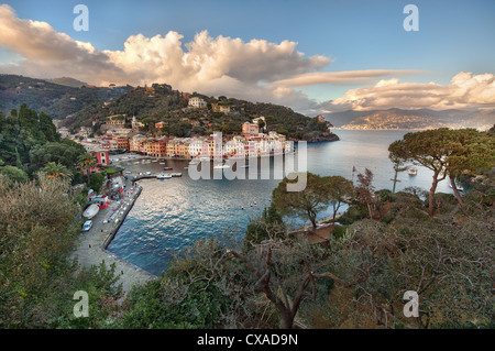 Una serata vista sull'esclusiva di pesca italiana e la località turistica di Portfino sulla costa ligure Foto Stock