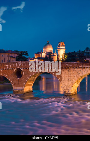 L'Italia, Veneto, Verona - Ponte Pietra e il fiume Adige al tramonto. Foto Stock